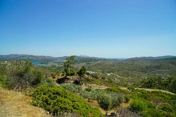 希腊罗得岛的风景秀丽的绿色风景 — 图库照片