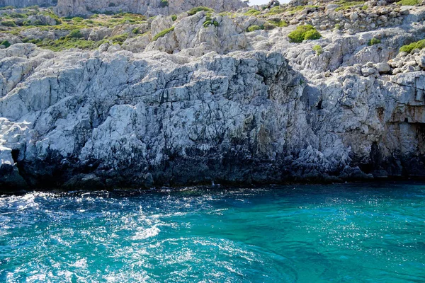 Rhodes Adasının Kıyısındaki Berrak Okyanus — Stok fotoğraf