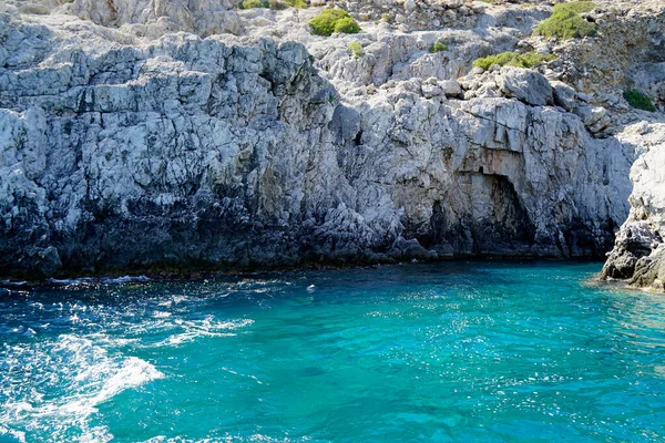 Rhodes Adasının Kıyısındaki Berrak Okyanus — Stok fotoğraf