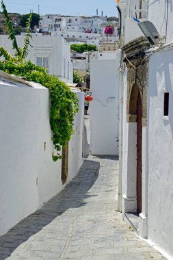 Yunanistan 'ın Rodos Adası' ndaki dar Lindos sokakları