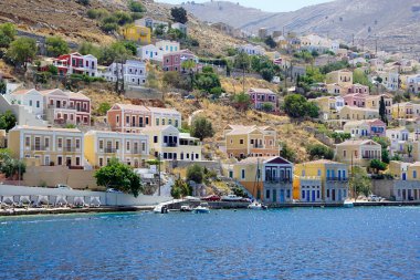 Yunanistan 'da Symi Adası' nın küçük limanı