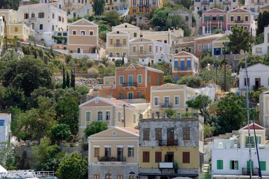 Yunanistan 'da Symi Adası' nın küçük limanı