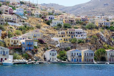 Yunanistan 'da Symi Adası' nın küçük limanı
