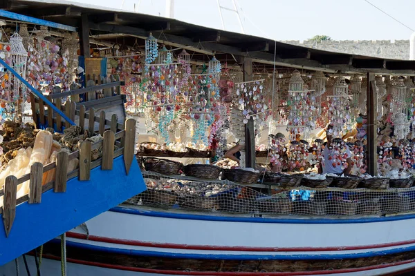 ギリシャのロードアイランドでお土産でいっぱいのボート — ストック写真