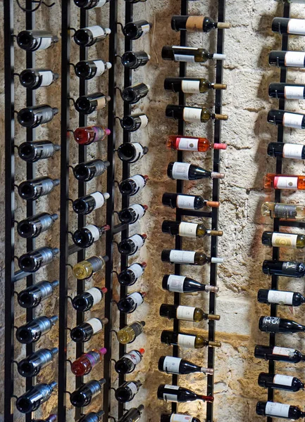 Rhodos Griechenland Cirga August 2021 Weinflaschen Der Wand Gelagert — Stockfoto