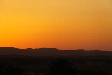 günbatımı ve çöl