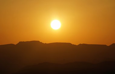 günbatımı ve çöl