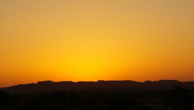 günbatımı ve çöl