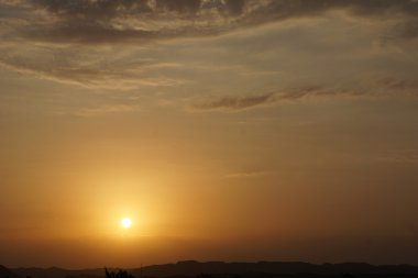 günbatımı ve çöl