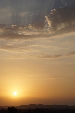 günbatımı ve çöl