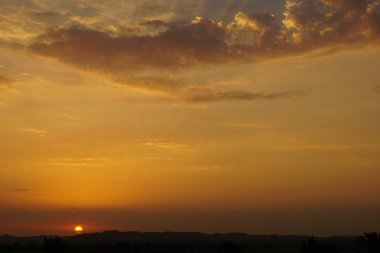 günbatımı ve çöl