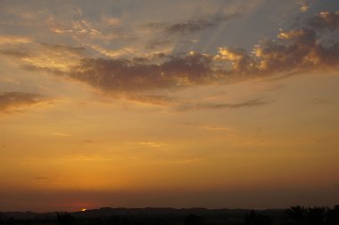 günbatımı ve çöl