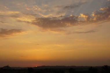 günbatımı ve çöl