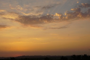 günbatımı ve çöl