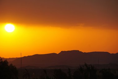 günbatımı ve çöl