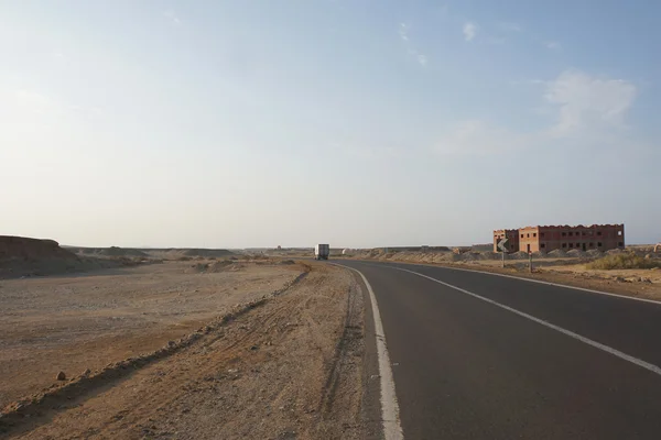 Straße in Wüstenlandschaft — Stockfoto