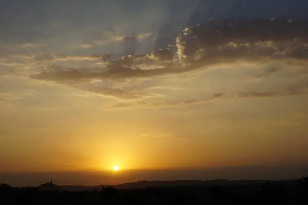 Zachód słońca i w pustyni — Zdjęcie stockowe