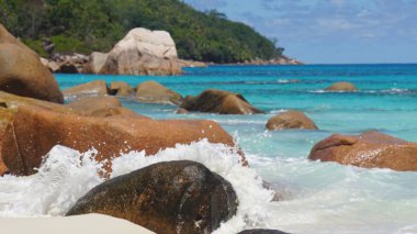 dalgalar ve Granit kayalar