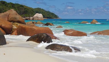 dalgalar ve Granit kayalar