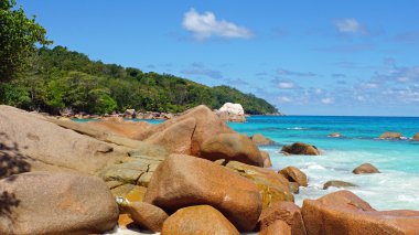 dalgalar ve Granit kayalar