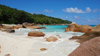 dalgalar ve Granit kayalar