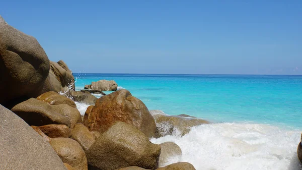 Onde e granito — Foto Stock