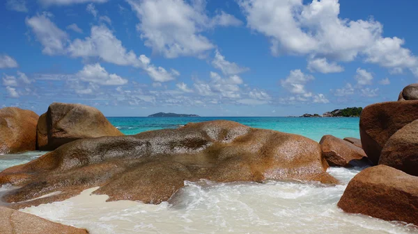 Waves and granite rocks — Stock Photo, Image