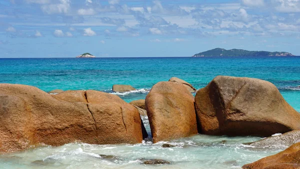 Waves and granite rocks — Stock Photo, Image