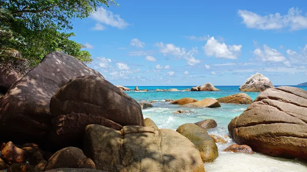 dalgalar ve Granit kayalar