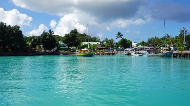 Turkuaz içinde gemi