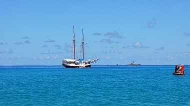 Turkuaz içinde gemi