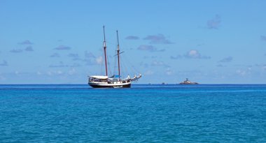 Turkuaz içinde gemi