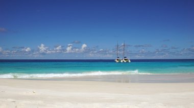 Turkuaz içinde gemi