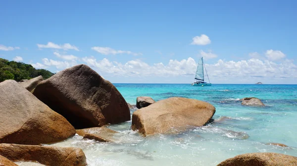 Rocks and boat — Stock Photo, Image