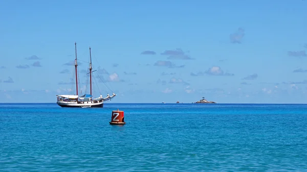 Navio em turquesa — Fotografia de Stock