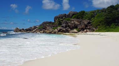 Granit kayalar üzerinde grand anse