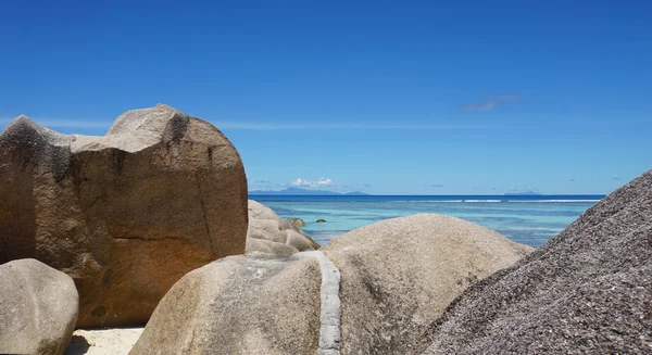 Rocce sulla spiaggia — Foto Stock