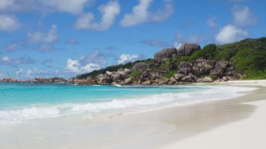 Granit kayalar üzerinde grand anse