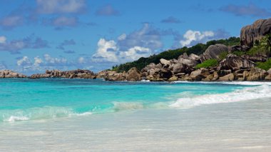 Granit kayalar üzerinde grand anse