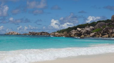 Granit kayalar üzerinde grand anse
