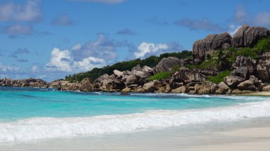 Granit kayalar üzerinde grand anse