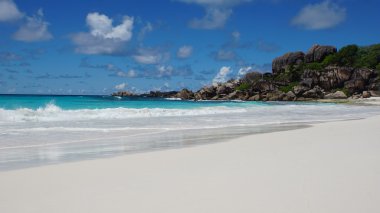 Granit kayalar üzerinde grand anse