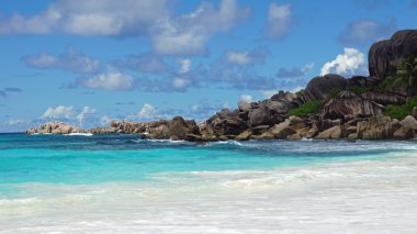 Granit kayalar üzerinde grand anse