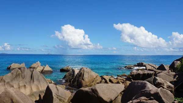 Rocce granitiche onla digue — Foto Stock