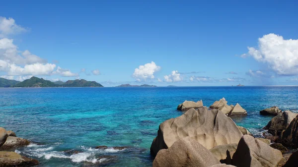 Rocce granitiche onla digue — Foto Stock