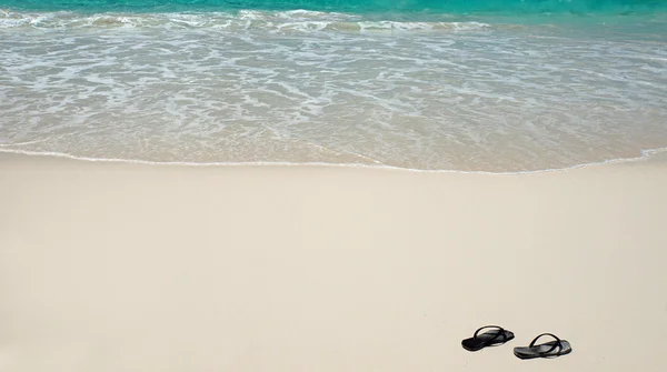 Slippers on the beach — Stock Photo, Image