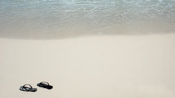 Slippers on the beach — Stock Photo, Image