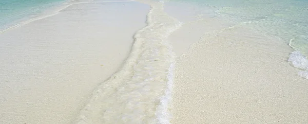 Волны и песчаные панели — стоковое фото