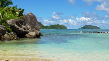 Granit kayalar kenarı