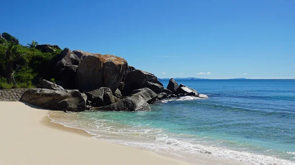 Rocce granitiche sulla costa — Foto Stock